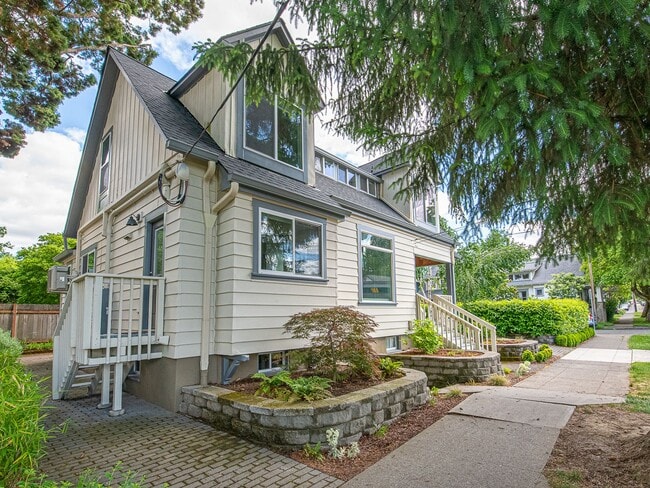 Building Photo - Charming, remodeled 1-bdrm/1-bath vintage ... Unit NE Everett - 2633