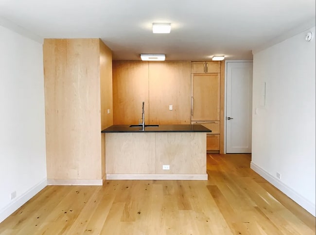 Photo - 121 E 39th St