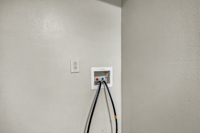 Photo - 5243 Huntington Dr Unit 4