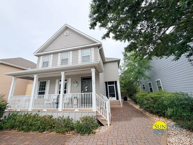 Building Photo - Optional Furnished Home with Community Pool in an Unbeatable Location!