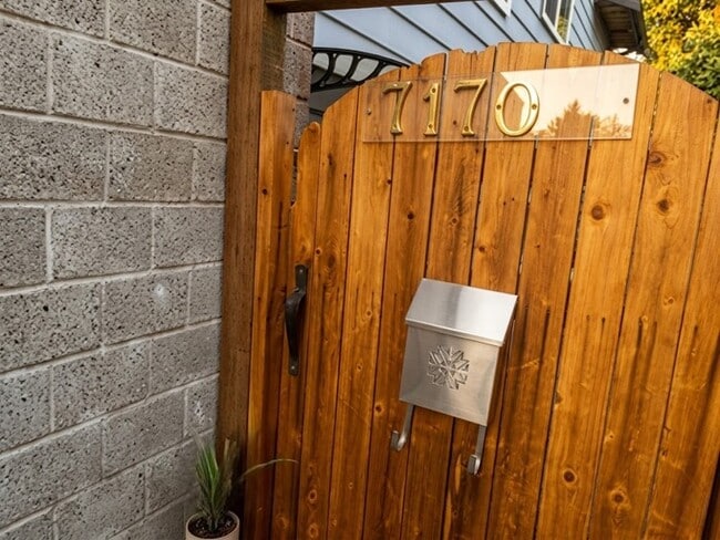 Photo - 7170 116 St