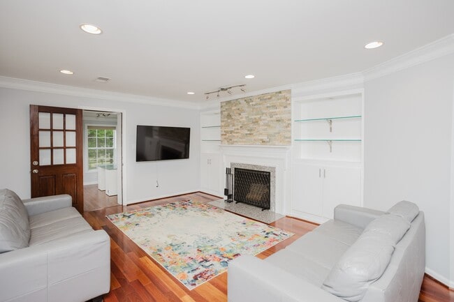 Photo - 2177 Chain Bridge Rd