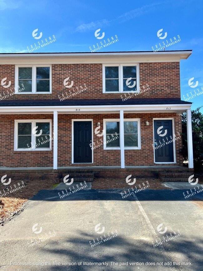 Building Photo - Spacious 1 BR 1 Bath Bottom Unit 902 Miller Avenue-1