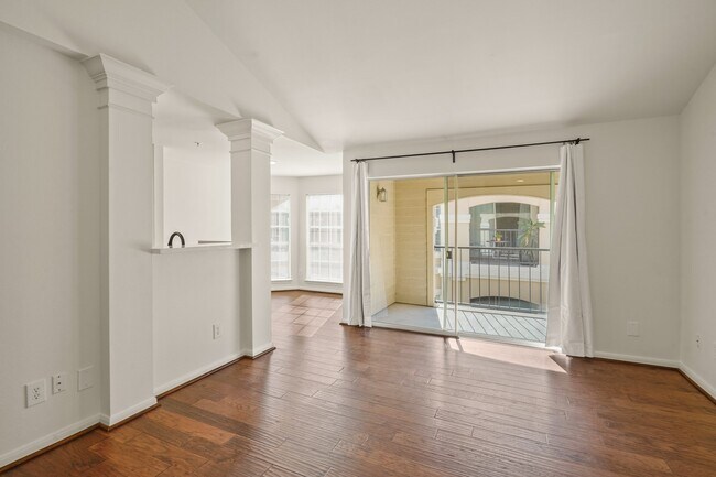 Photo - 3231 Allen Pkwy Unidad 5302