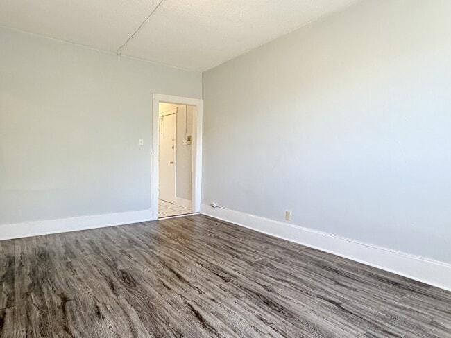 Photo - 1441 Wyandotte St E Unit 13
