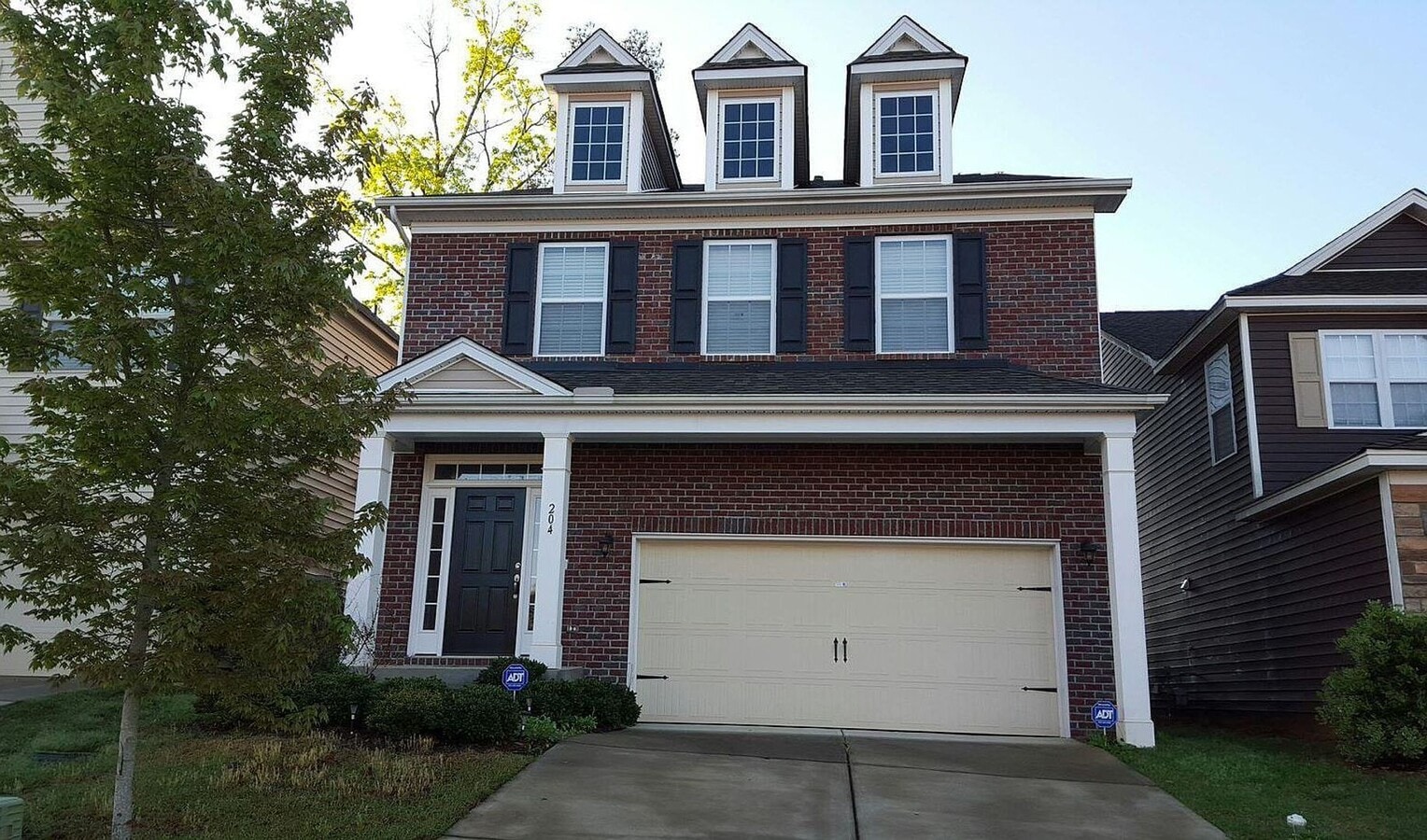 Photo - 4Bed/2.5Bath 26700 sq ft home located in Wellesley