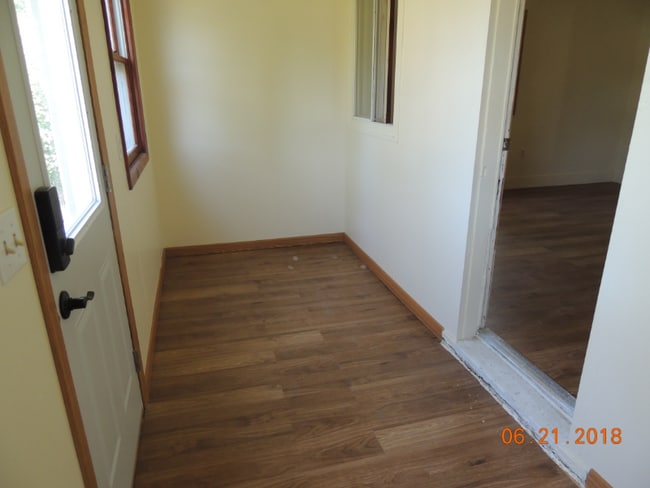 Photo - 208 4th Ave W