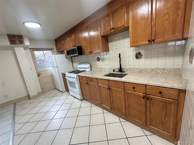 Photo - 1214 E 224th St