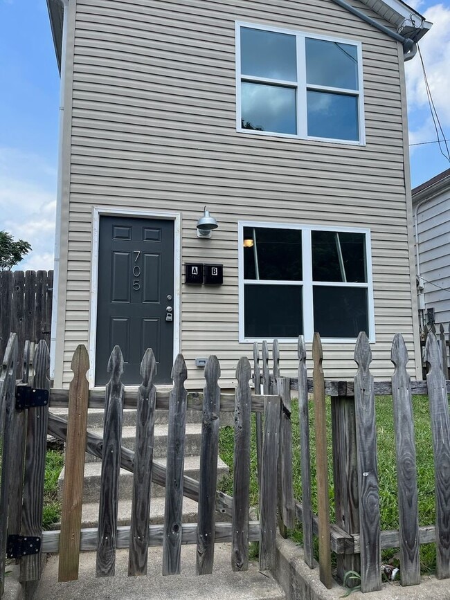 Building Photo - 705 Camp St Unit 705 Camp St. Apt. A