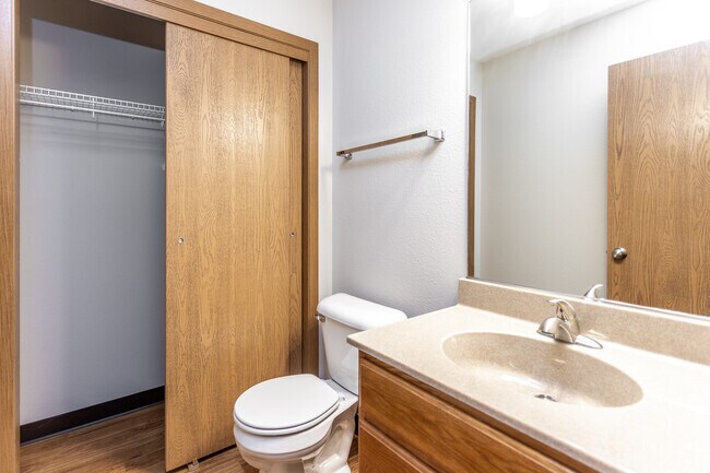 2BR, 1.5BA - 820 SF