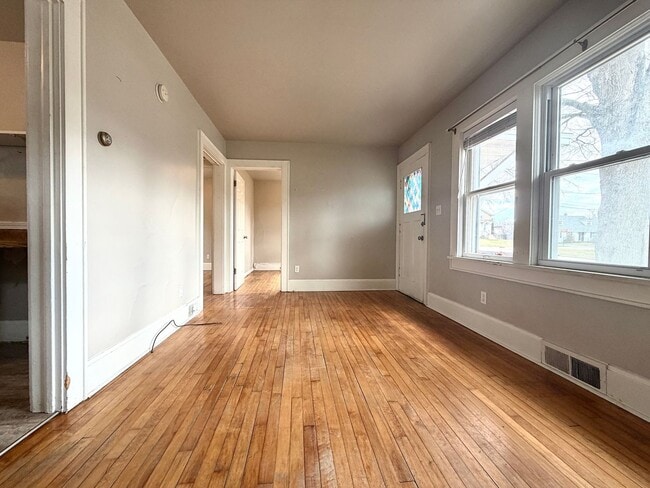 Photo - Cozy 2 Bedroom Single Family Home- Near Bellevue Wi