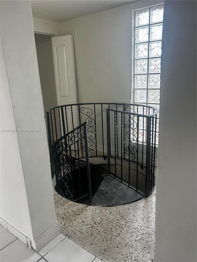 Photo - 992 E 18th St Unidad 2