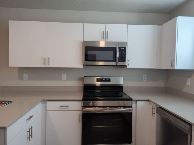 Brand New 2 Bedroom Condo. Pet Friendly! - Brand New 2 Bedroom Condo. Pet Friendly!