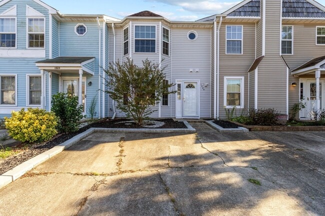 Building Photo - Charming and updated Virginia Beach townho...