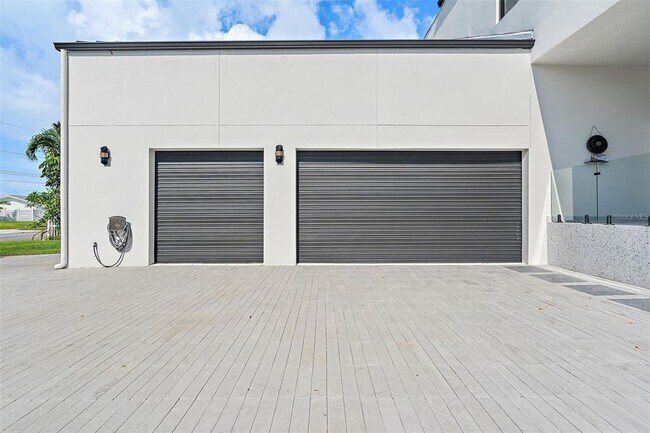 Photo - 585 Dolphin Ave SE