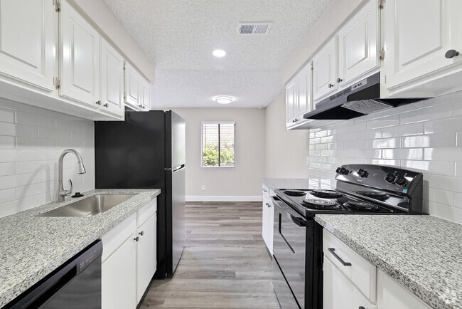 2BR, 2BA - 1,000SF - Kitchen/Dining Room