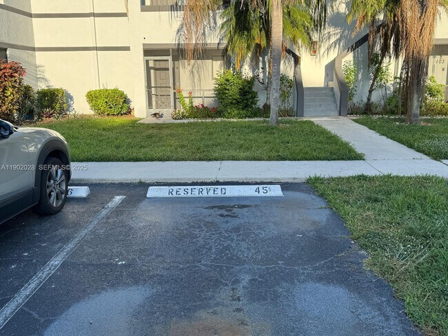 Building Photo - 161 Lakeview Dr Unit 102