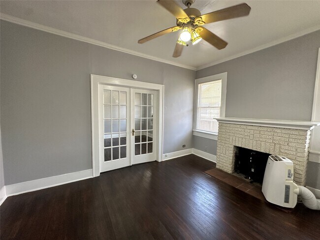 Photo - 4430 Bell St