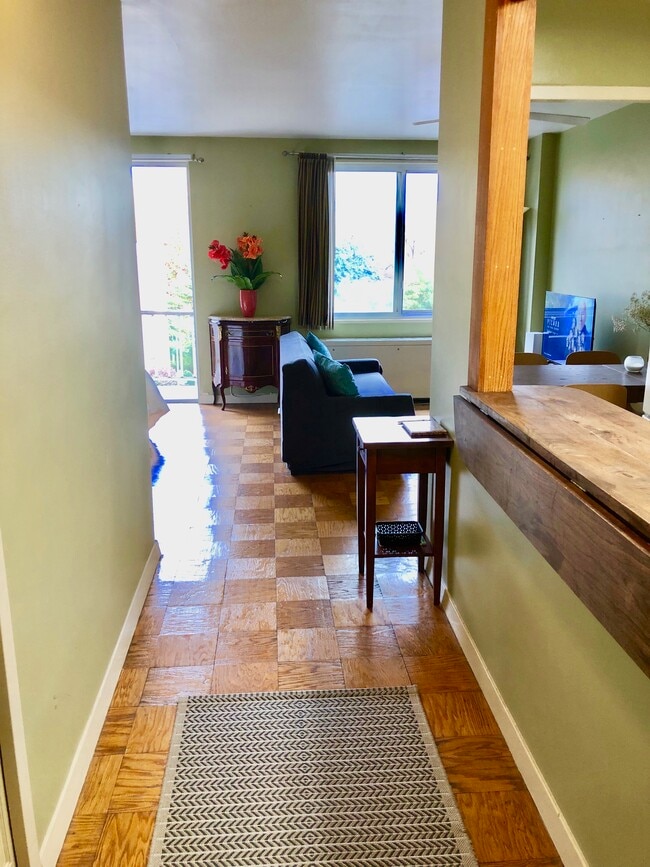 Entrada al estudio, cocina tipo galera - 2829 Connecticut Ave NW Unidad 611 furnished balcony sun