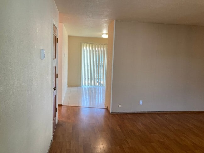Building Photo - (WLO 13) Cozy 2 Bedroom, 1 Bath Just a Sto... Unit 13