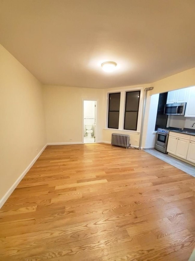 Photo - 218 W 10th St