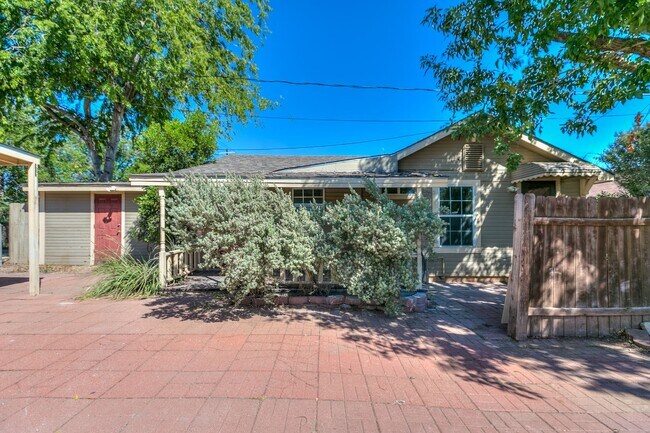 Photo - 2-Bedroom Home Ideal For Roommates!!