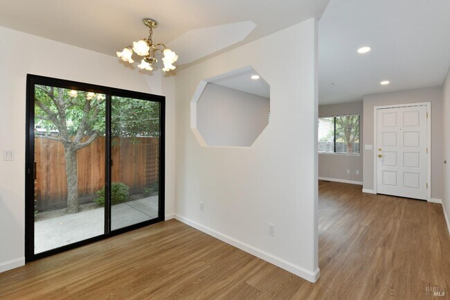 Photo - 2833 Marin St