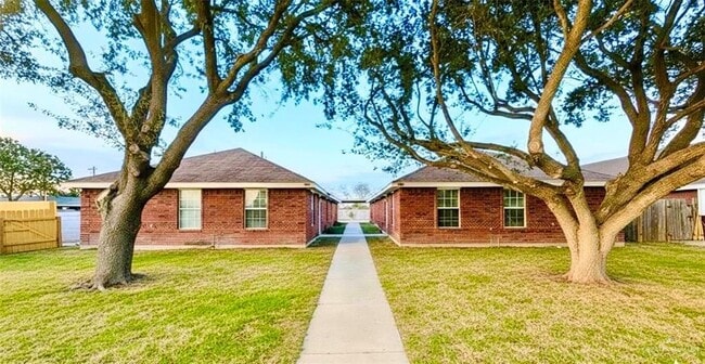 Building Photo - 2021 Villa Linda Ave
