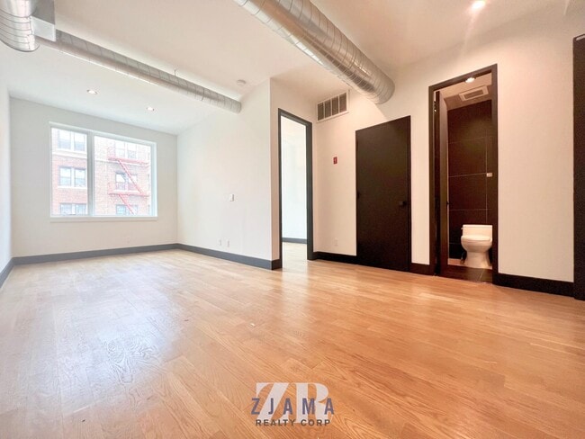 Photo - Hawthorne Street