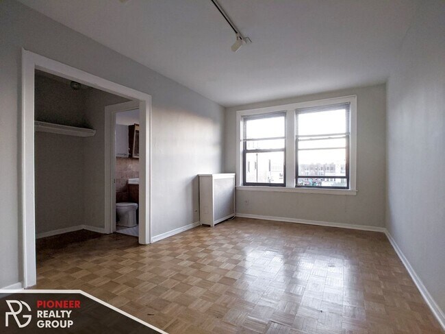 Building Photo - 739 W Belmont Ave Unit 407