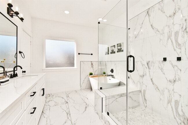 Photo - 208 N York St