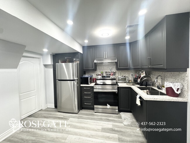 Photo - Bright 1 Bedroom + Den (Usable as 2nd Bedroom) Basement Apartment with Parking Unité 2