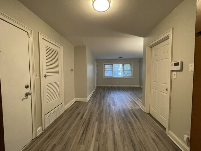 LIVINGROOM - 3668 Kingsboro Rd NE Unit 10