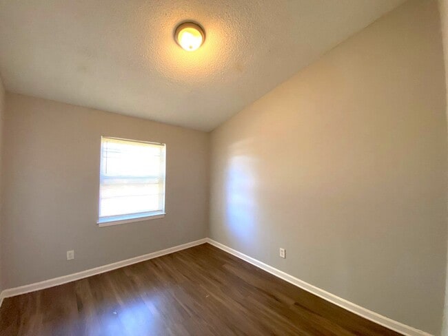 Photo - 805 Leacrest Ave