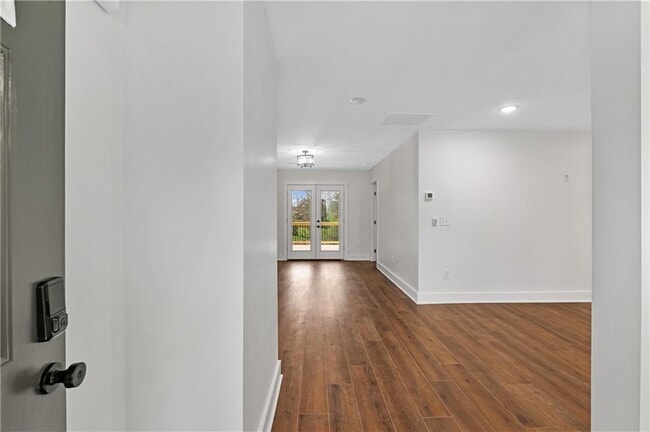 Photo - 668 Custer Ave SE