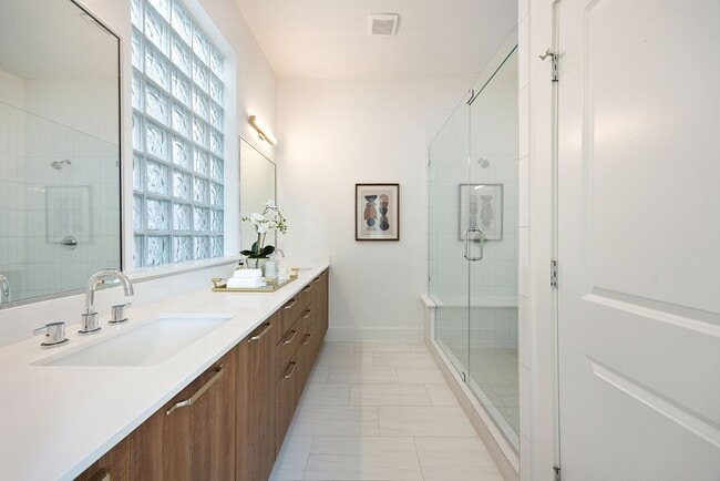 Photo - 1739 Mary St