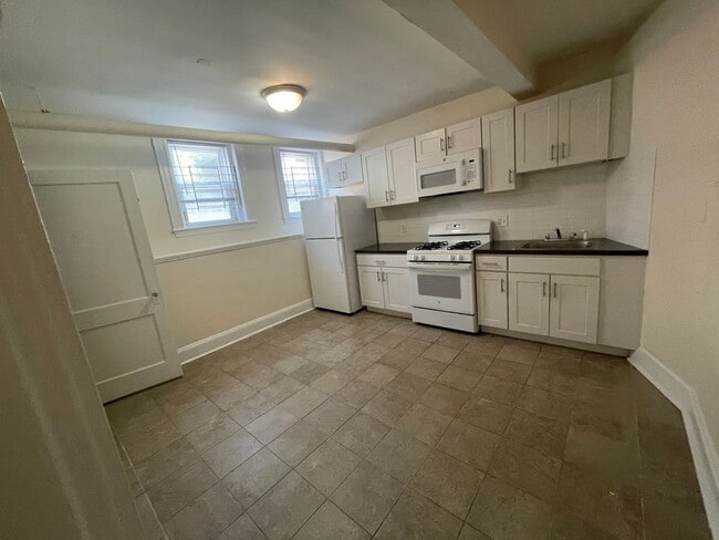 Building Photo - Super Charming Garen level 1 BED Massive eat in kitchen pet friendly Heat Inc No fee Free mpnh