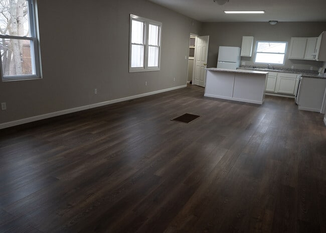 Photo - 115 E 6th St