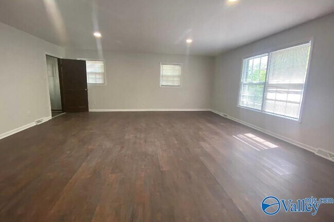 Photo - 8033 Navios Dr SE