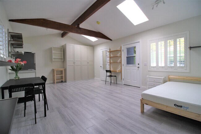 Photo - 308 N Mission Dr