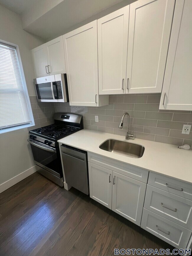 Building Photo - 77 Park Dr