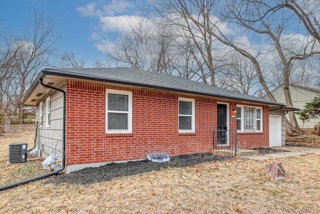 Building Photo - 5311 NE 46th Terrace