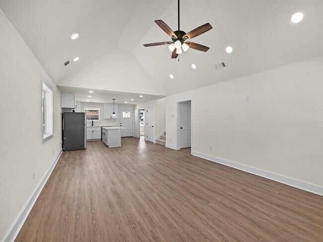 Photo - 161 W Grand St