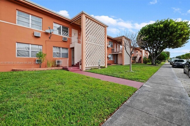 Photo - 3571 SW 10th St Unidad 10B