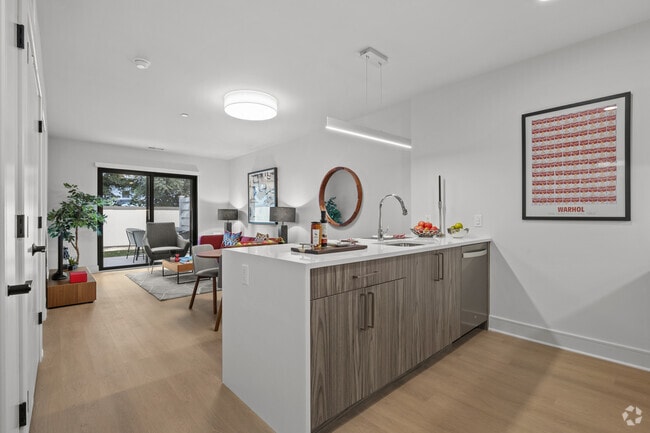 1BR, 1BA - 725SF - Kitchen and Dining Area