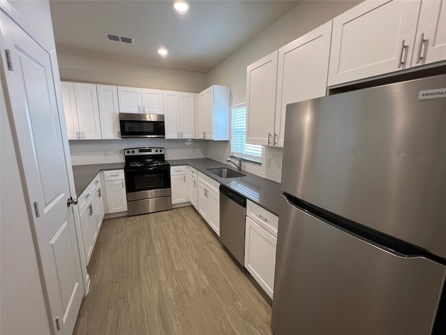 Photo - 3050 Viking St Unidad 000