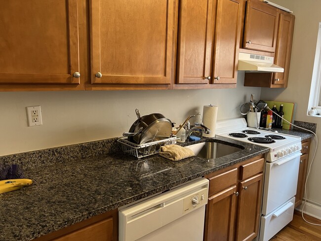 Building Photo - 80 Strathmore Rd Unit 8 Rental
