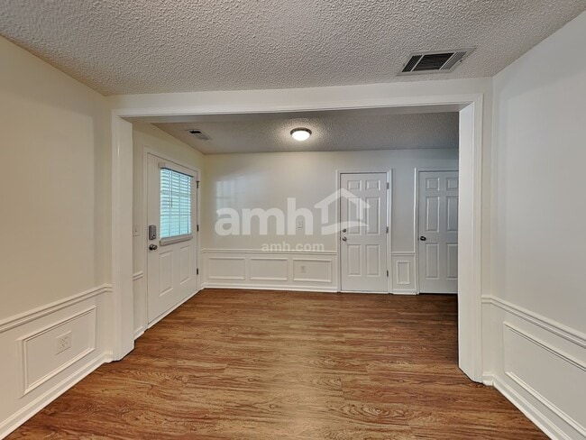 Photo - 582 Lullingstone Dr SE