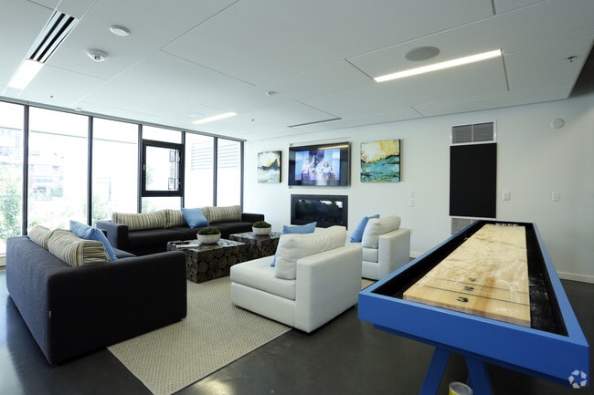 Photo - 8th + Republican