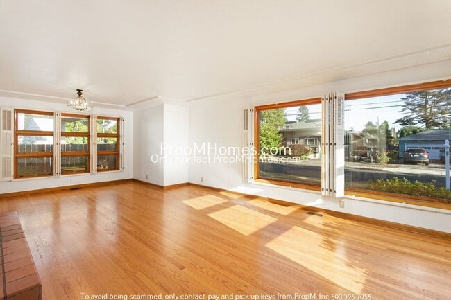 Photo - Spacious Mid-Century Three Bedroom Home In Woodstock!